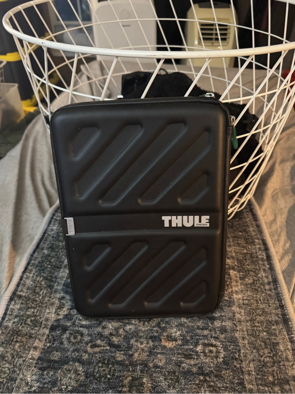 Thule Black Hard Shell Case with Diagonal Ribbing gaunlet